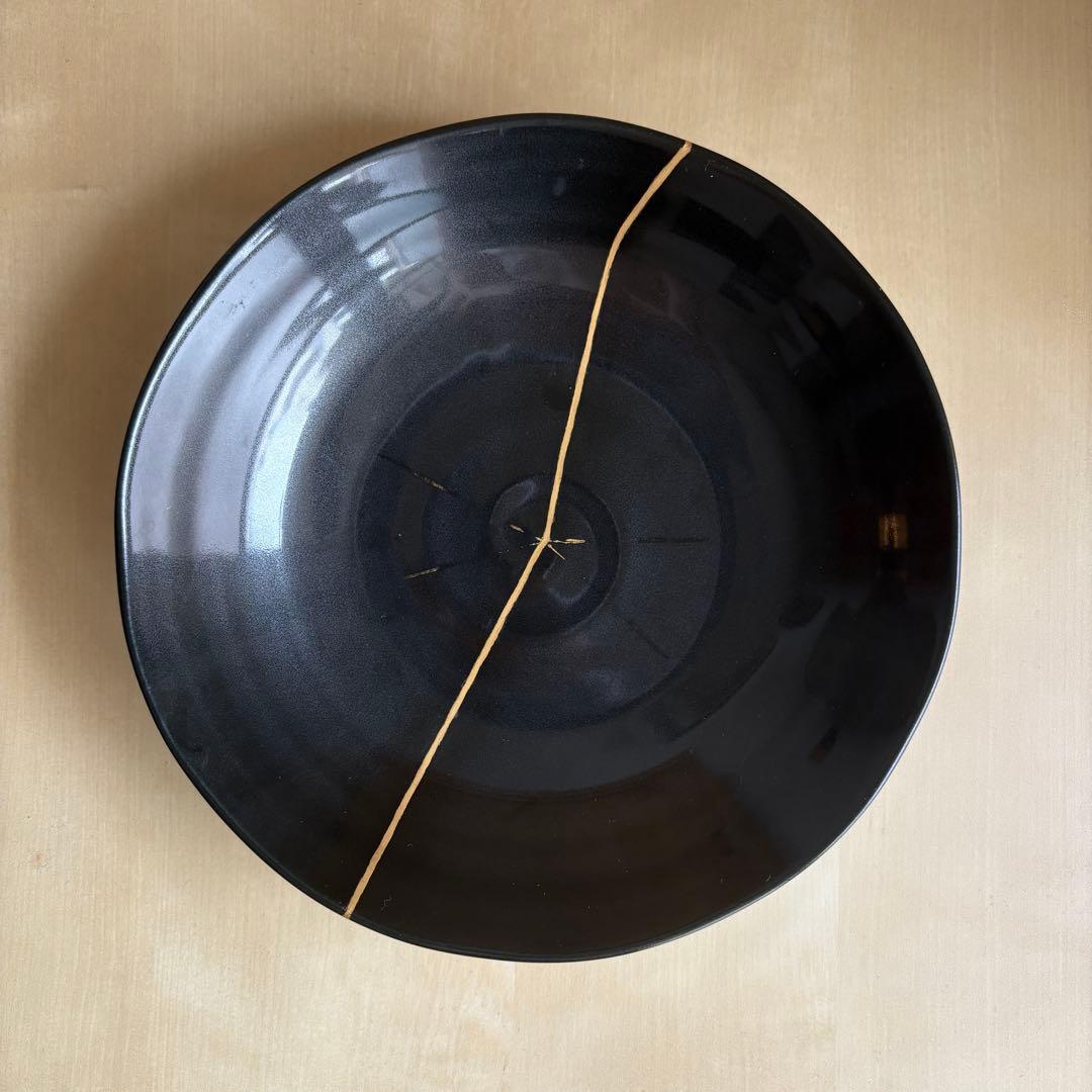 KINTSUGI　金継ぎ修復済　伝統金継ぎ　平皿 　黒い陶器皿