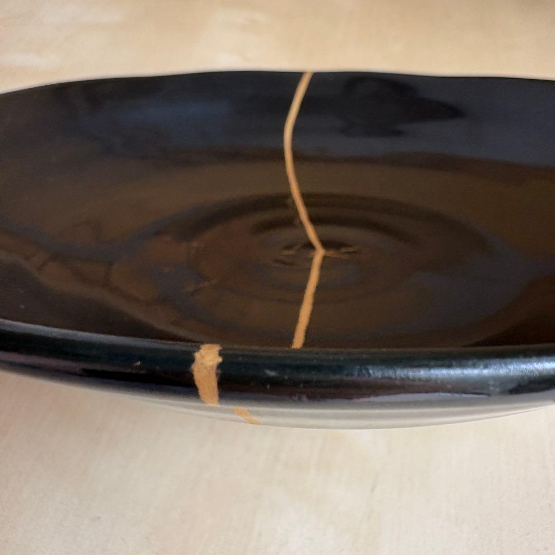 KINTSUGI　金継ぎ修復済　伝統金継ぎ　平皿 　黒い陶器皿