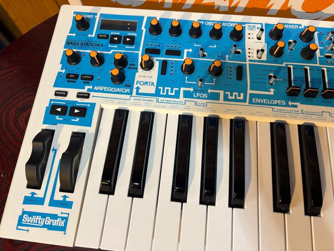 BASS STATION II Swifty Edition シンセサイザー