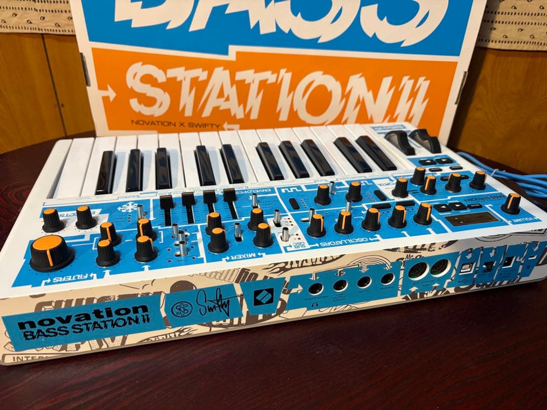 BASS STATION II Swifty Edition シンセサイザー