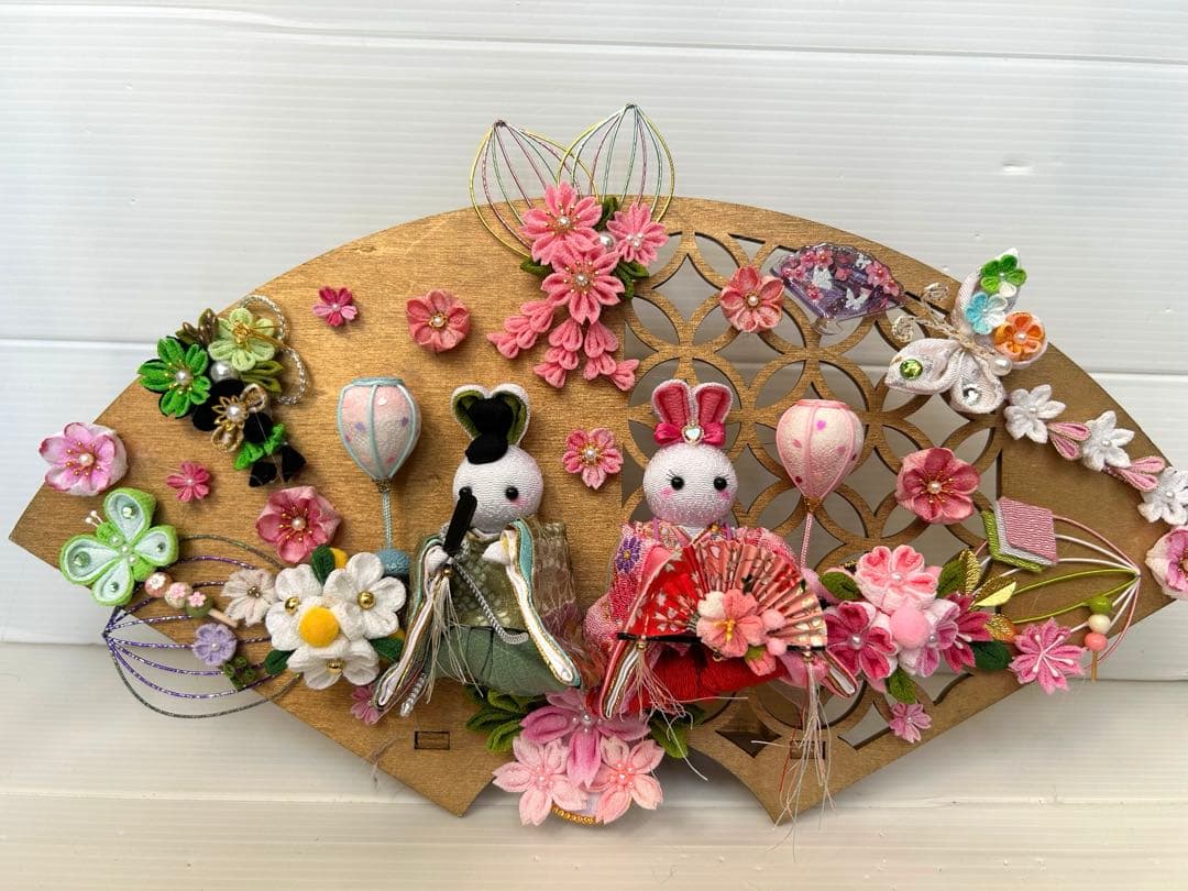 ひな人形飾り 花の装飾付き