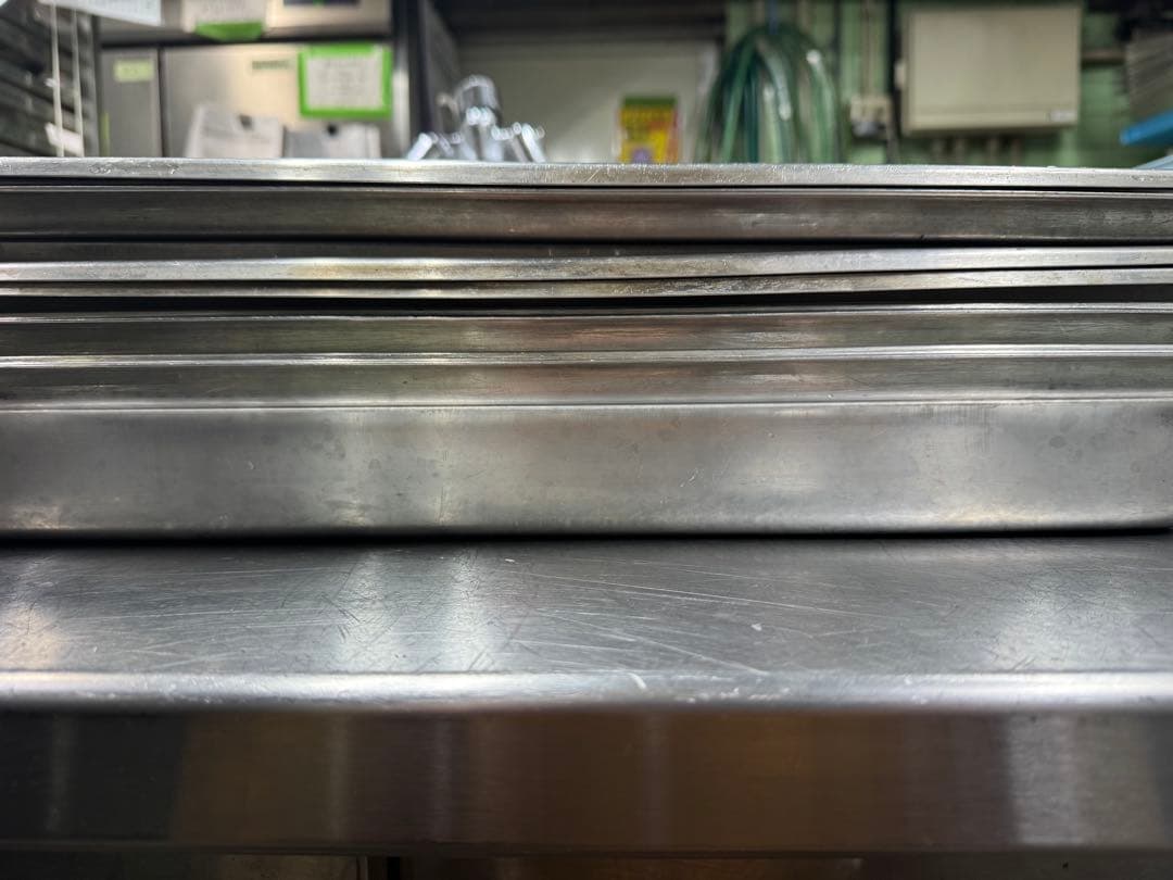 スチコン1/1サイズホテルパン　ステンレス18-8と18-10