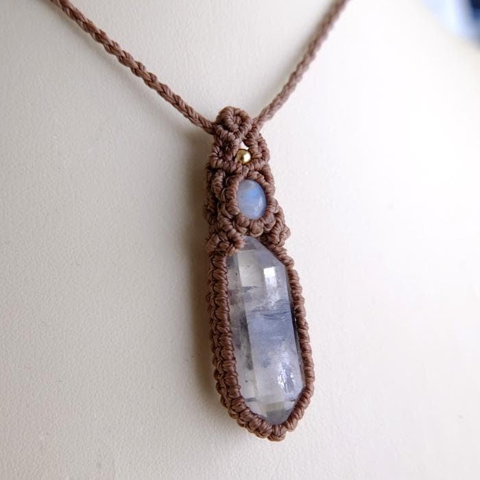 ヒマラヤ水晶原石（ガネーシュヒマール産） 1点ものマクラメ編みペンダント3674