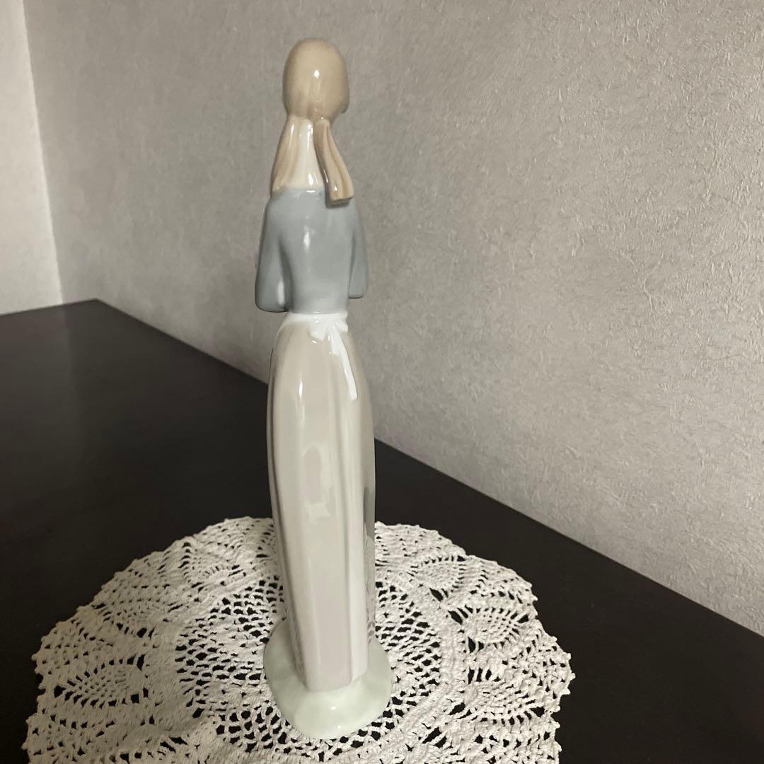 リヤドロ　　女性とアヒルの陶器彫刻 約25cm