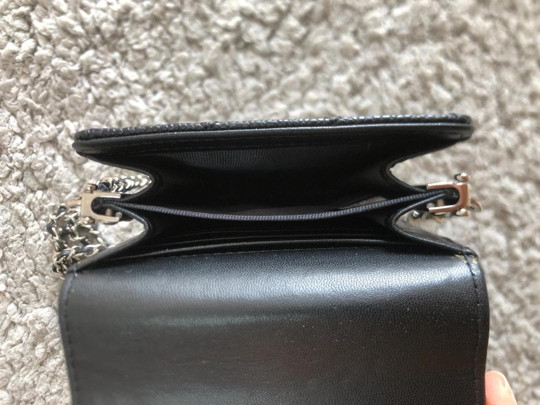 ブラック キルティングスマホ ショルダーバッグ　綺麗　バッグ 　ノベルティー