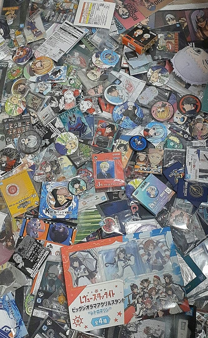 アニメキャラクターグッズ大量まとめ売り缶バッジ＆美少女フィギュア等1100点以上