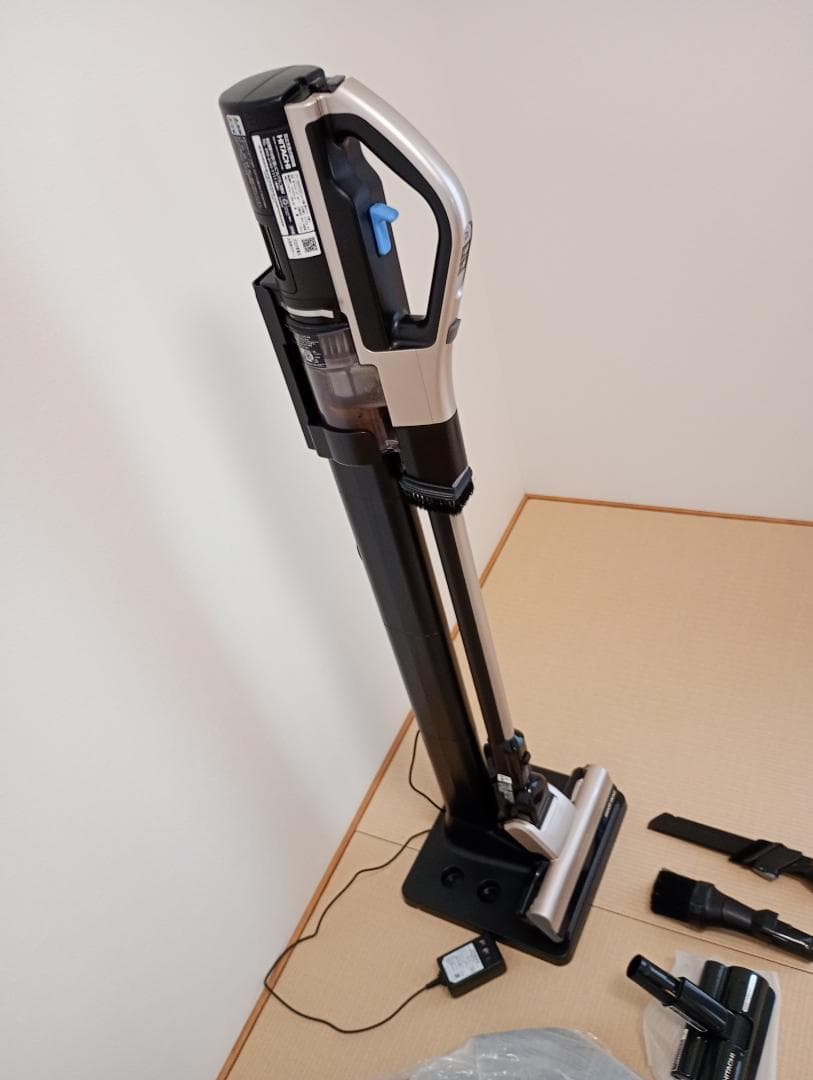 [ジャンク品/動作不可] HITACHI スティッククリーナー 本体
