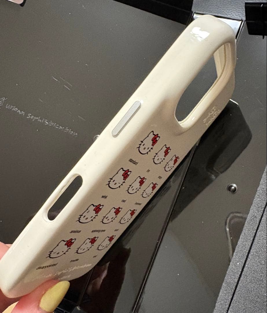 キティちゃんコラボ　iPhone16 美品used