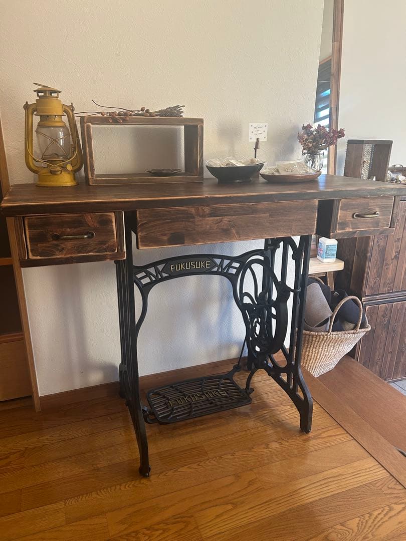 hidamari家具屋　アンティークなミシンテーブル　ドレッサー