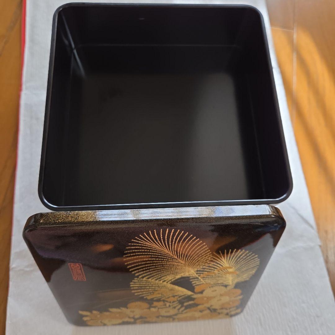 大変綺麗な金箔装飾のプラスチック製重箱