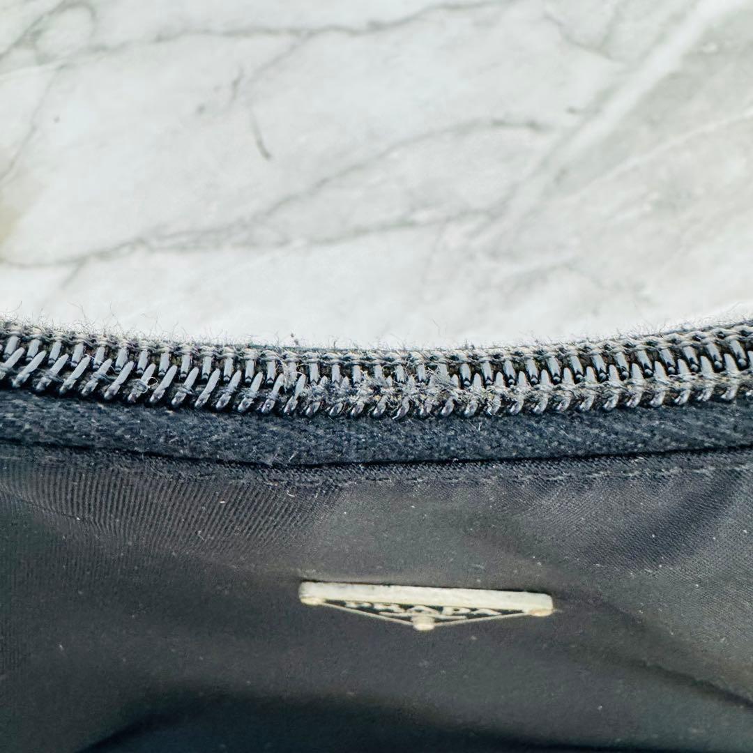 ✨PRADA✨プラダ✨ナイロン✨ブラック✨三角ロゴプレート✨ミニハンドバック✨