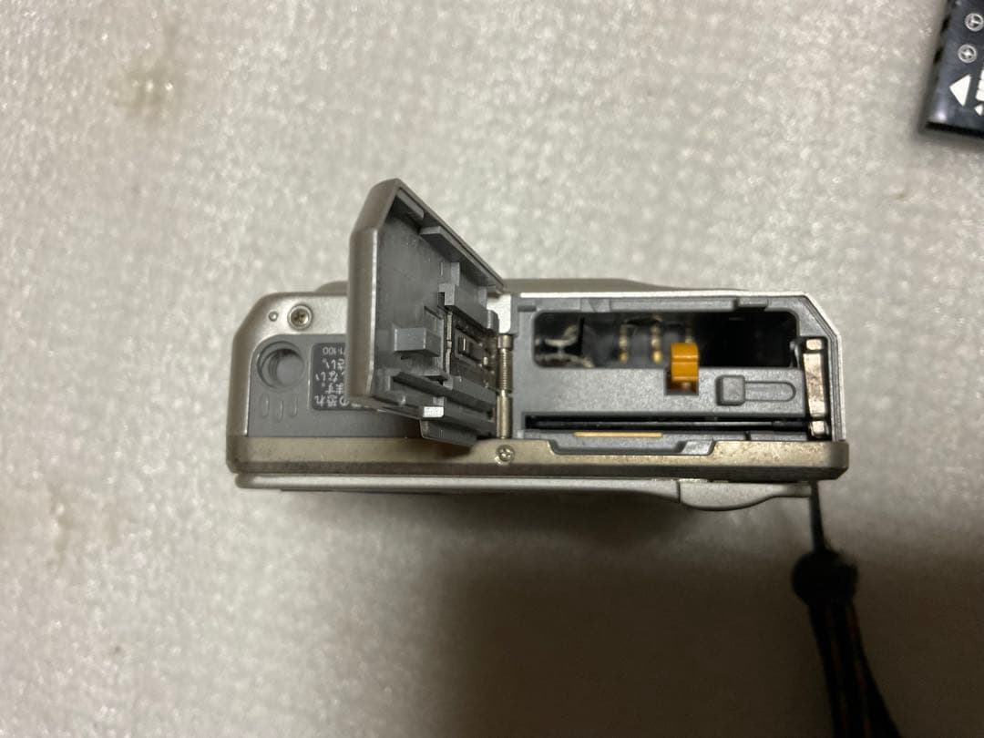 富士フィルム／finepix デジタルカメラF401。【本体のみ　付属品無し】。