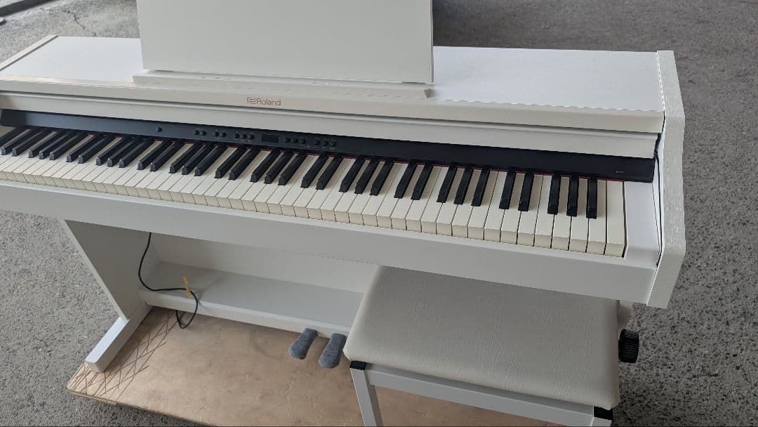 送料込み ROLAND 電子ピアノ RP501 21年購入激可愛い♥ホワイト