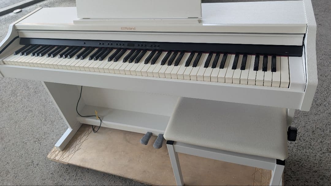 送料込み ROLAND 電子ピアノ RP501 21年購入激可愛い♥ホワイト