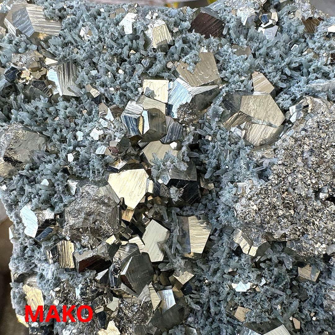 M1923☆パイライト共生水晶クラスター1.4Kg☆尾太鉱山産☆N20845