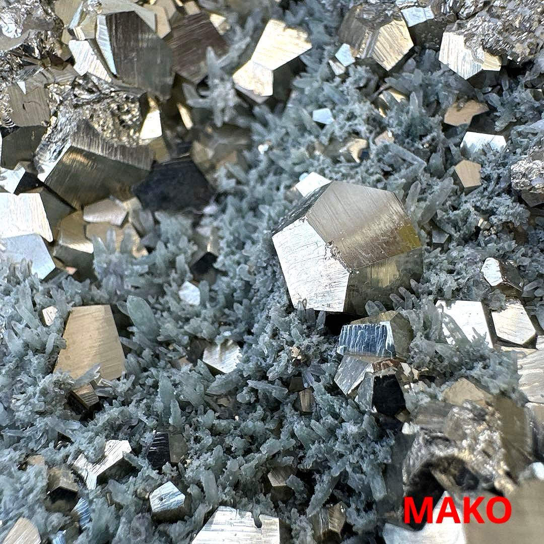 M1923☆パイライト共生水晶クラスター1.4Kg☆尾太鉱山産☆N20845