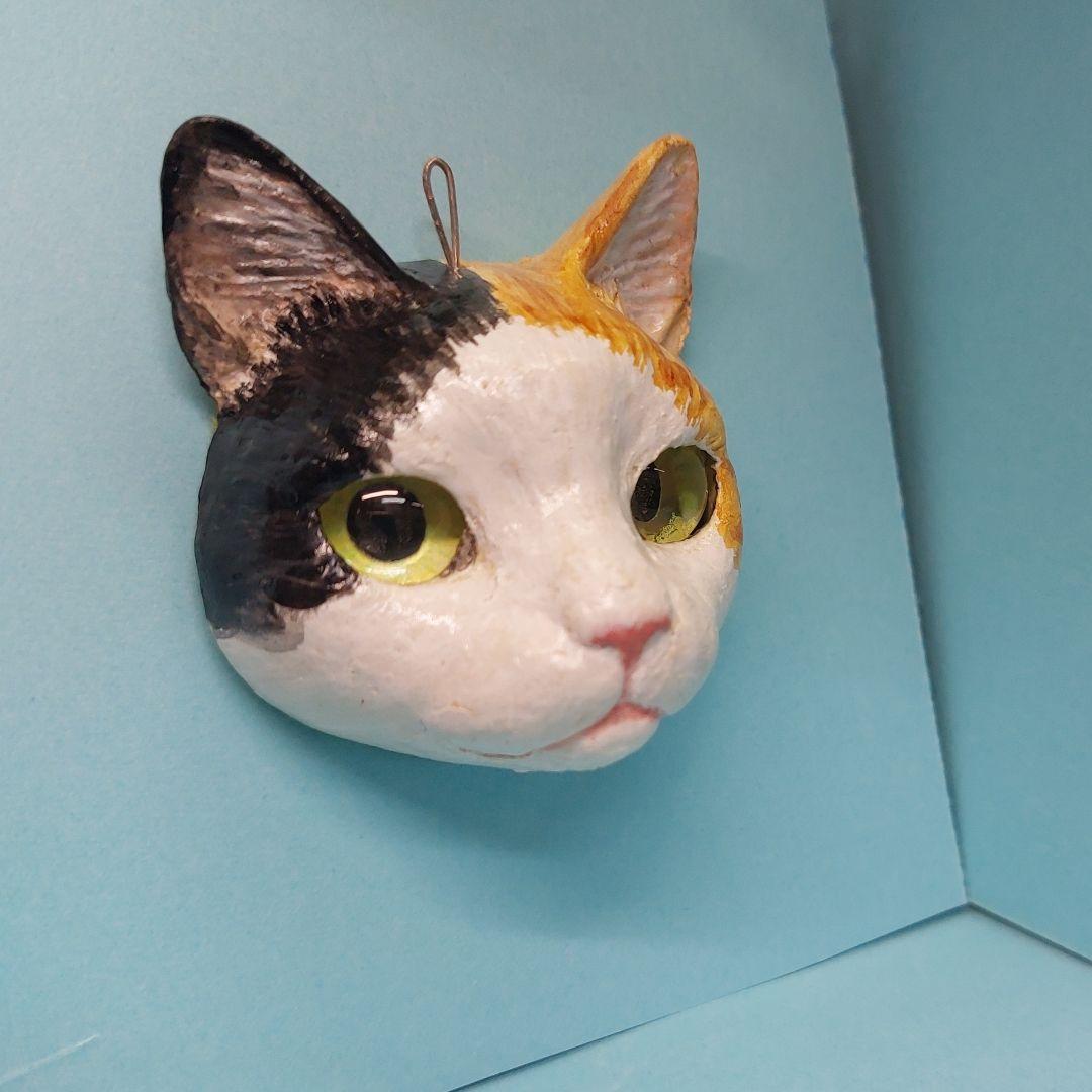 追視ねこ　アート　三毛猫　壁掛け　ペンダントヘッド