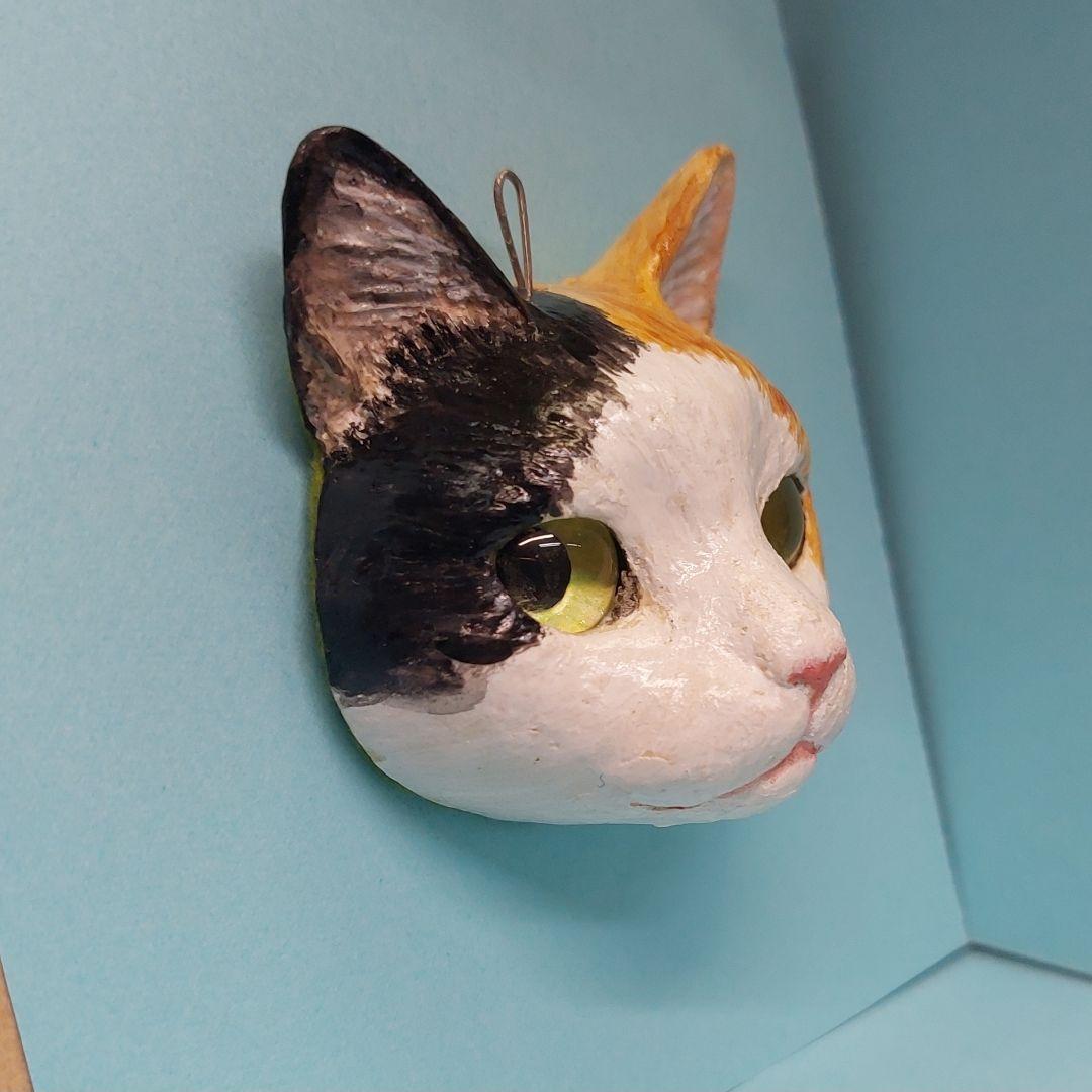 追視ねこ　アート　三毛猫　壁掛け　ペンダントヘッド