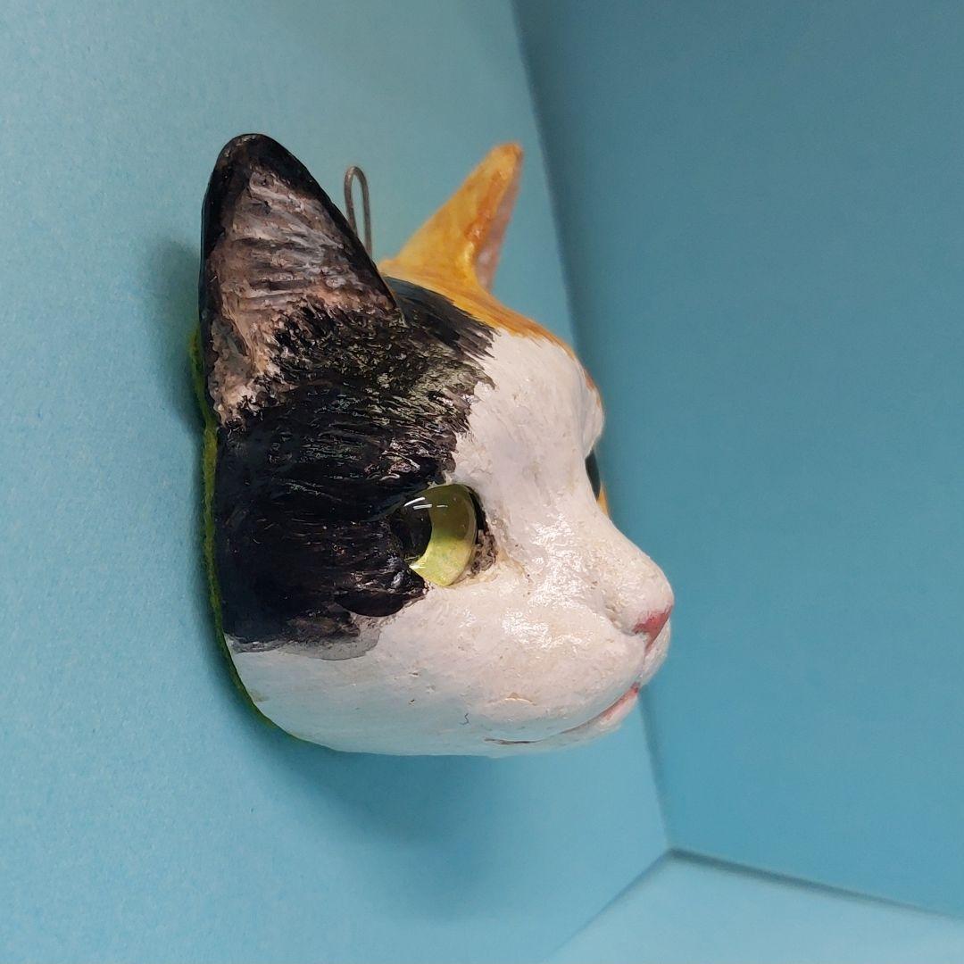 追視ねこ　アート　三毛猫　壁掛け　ペンダントヘッド