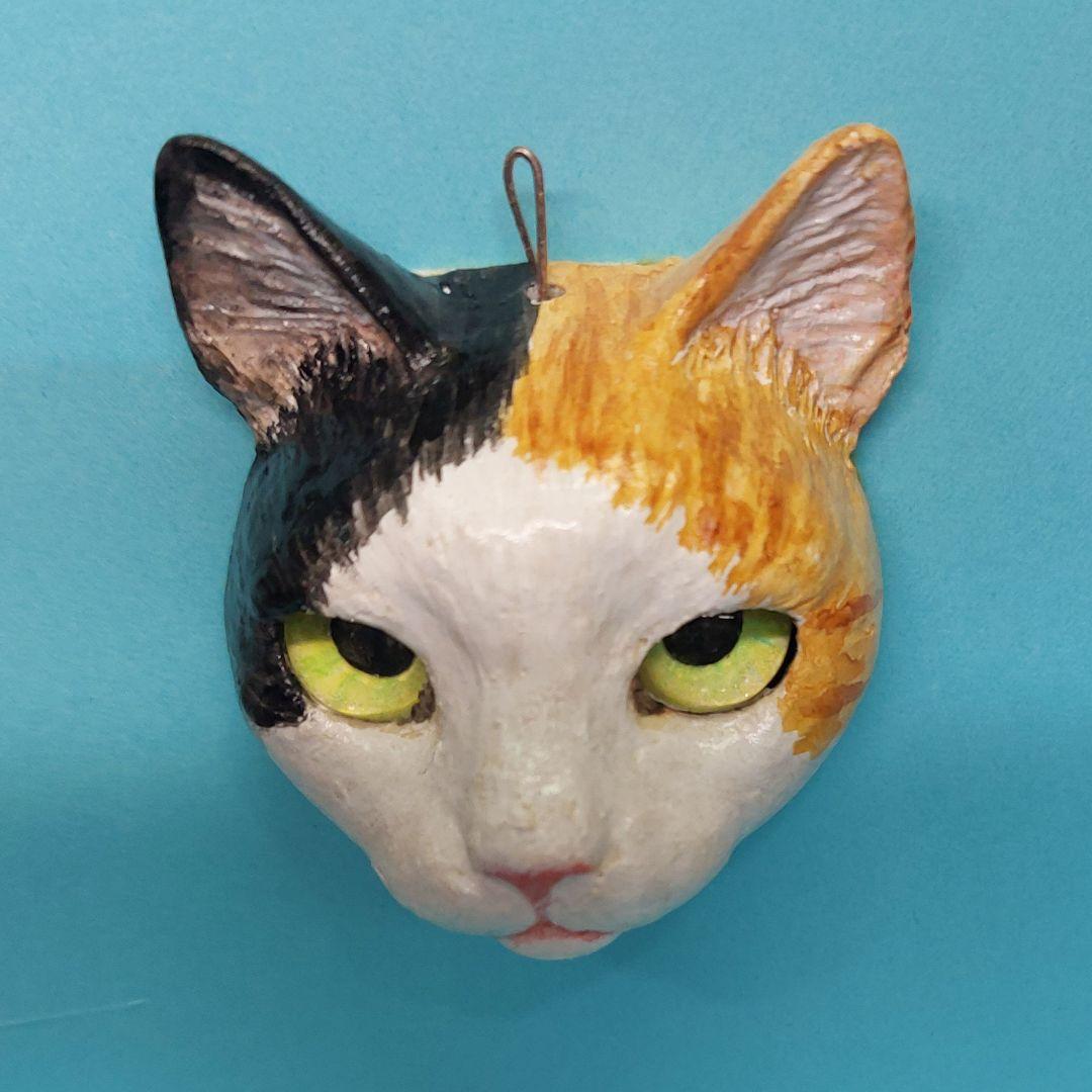 追視ねこ　アート　三毛猫　壁掛け　ペンダントヘッド