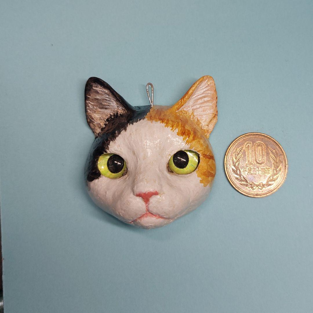 追視ねこ　アート　三毛猫　壁掛け　ペンダントヘッド