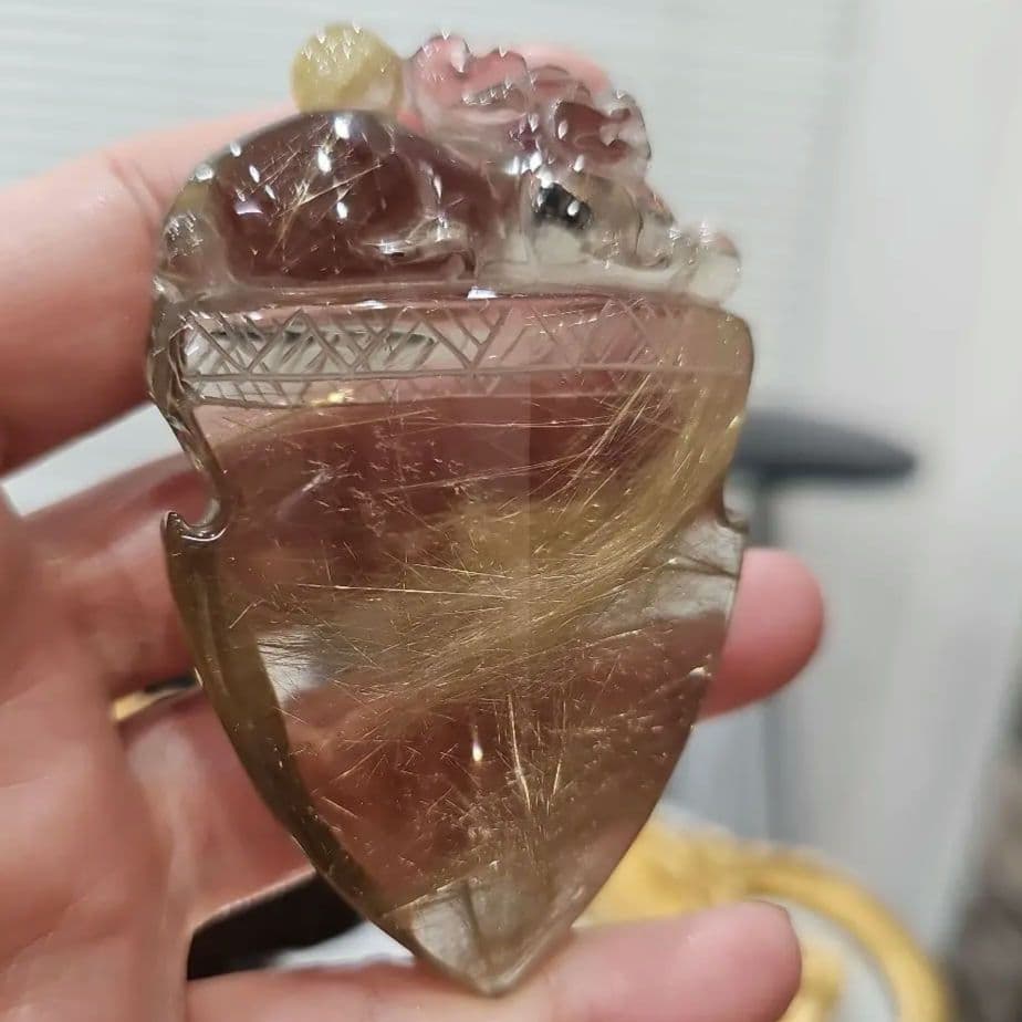 ルチルクォーツ貔貅置物　台座付き