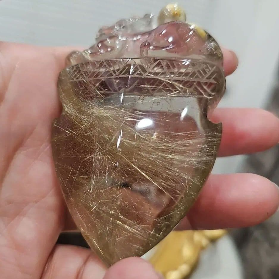 ルチルクォーツ貔貅置物　台座付き