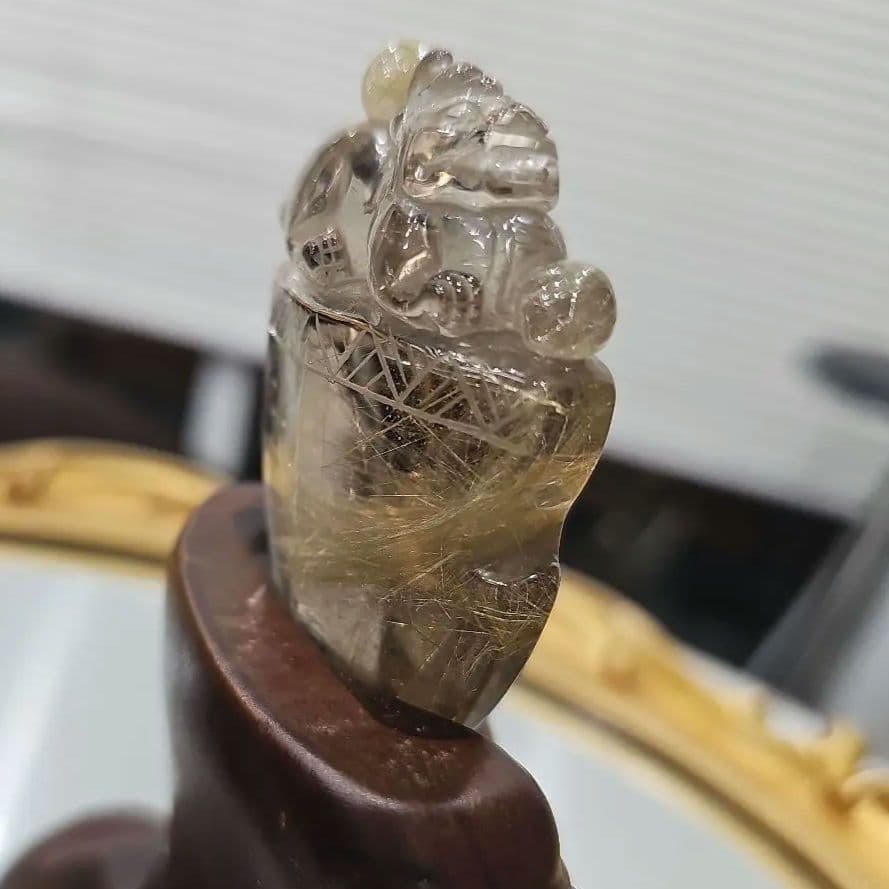 ルチルクォーツ貔貅置物　台座付き