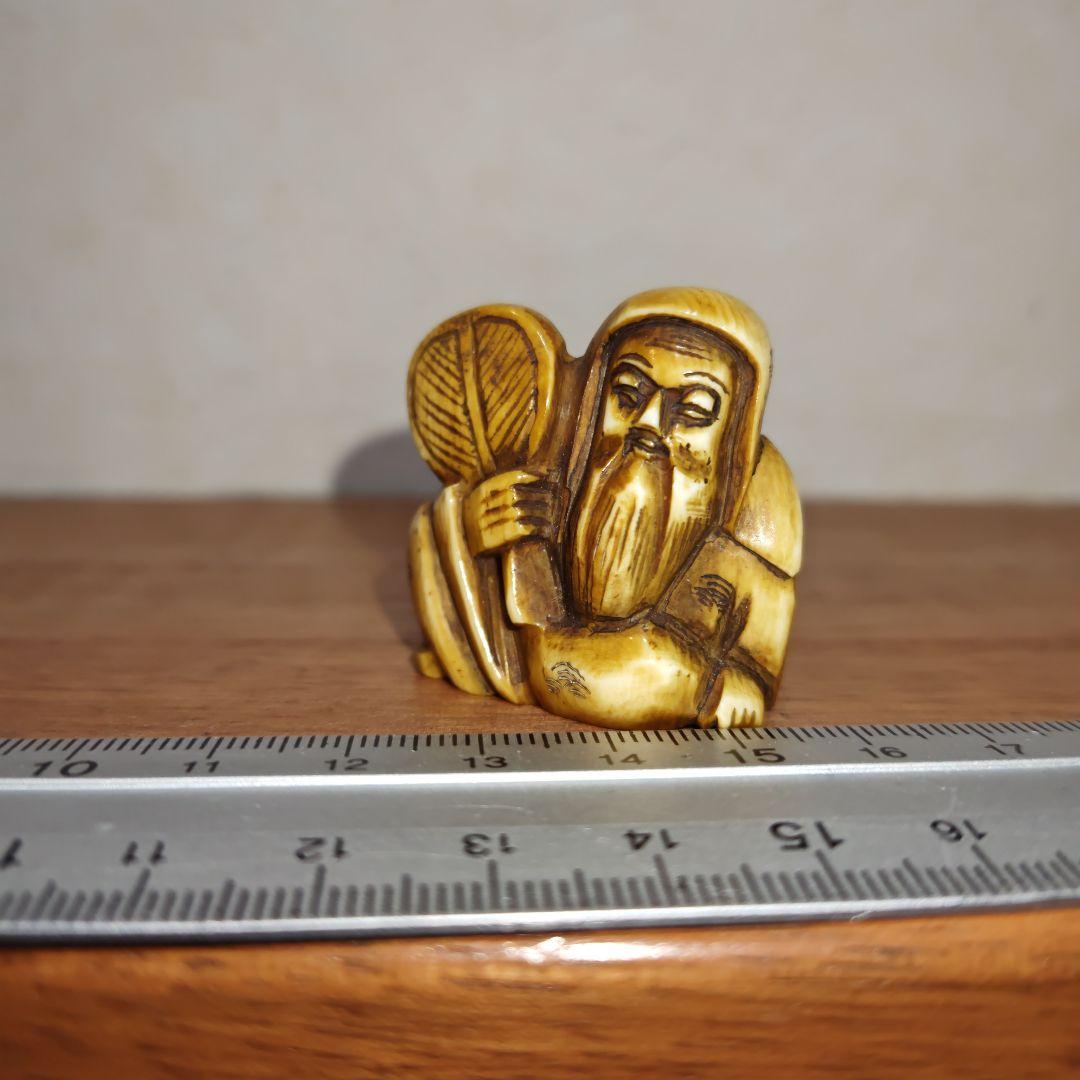 時代提物 人物根付 天然素材 在銘【軍配を持つ人物】高さ約3.6cm重さ24ｇ