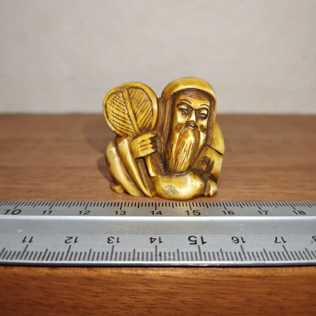 時代提物 人物根付 天然素材 在銘【軍配を持つ人物】高さ約3.6cm重さ24ｇ