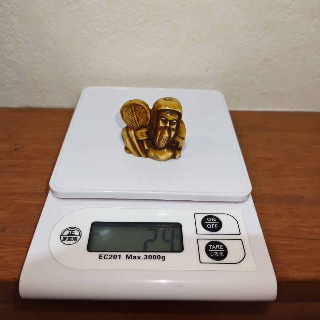 時代提物 人物根付 天然素材 在銘【軍配を持つ人物】高さ約3.6cm重さ24ｇ