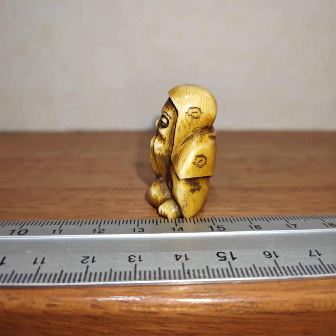 時代提物 人物根付 天然素材 在銘【軍配を持つ人物】高さ約3.6cm重さ24ｇ