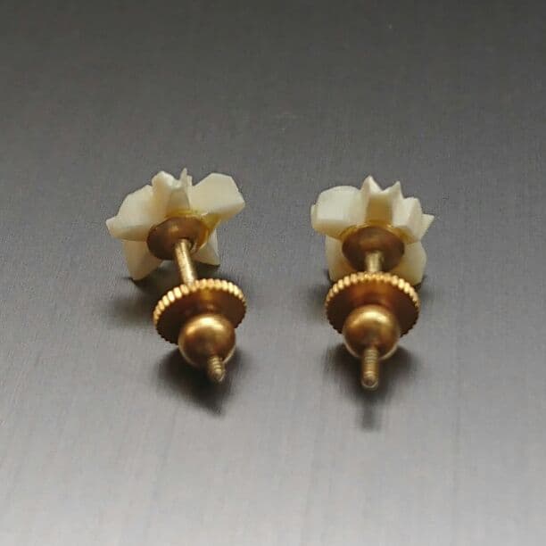 アンティーク フラワー シェル ピアス