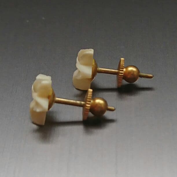 アンティーク フラワー シェル ピアス