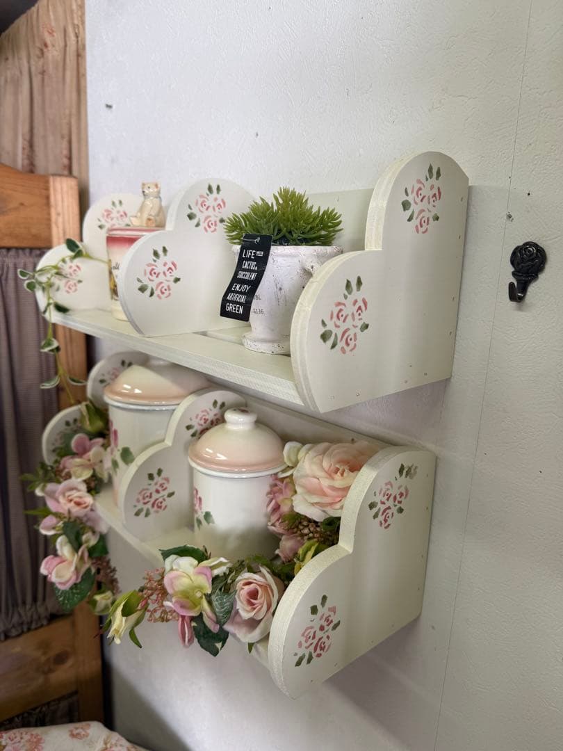 マニーにお似合い 薔薇柄木製ハート3段コーナーシェルフ2台セット 壁掛け置型両用