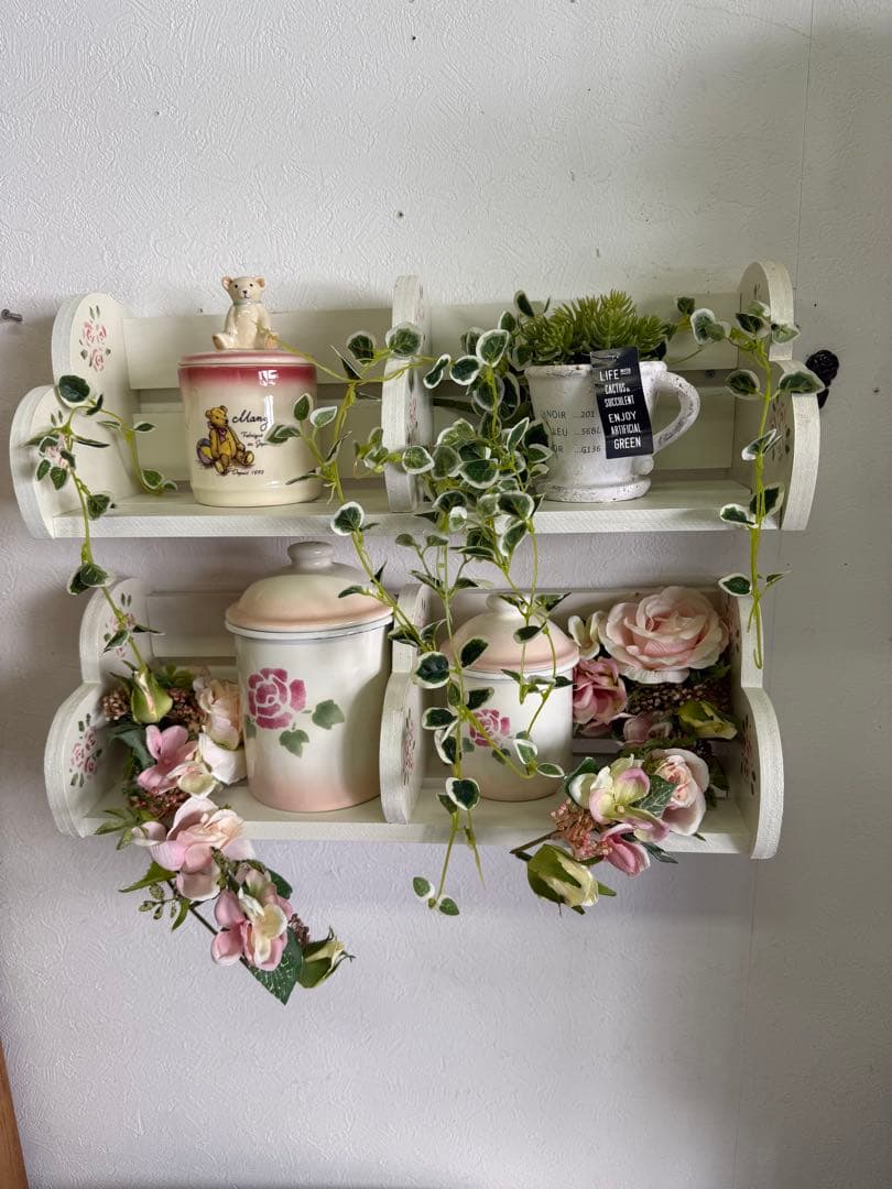 マニーにお似合い 薔薇柄木製ハート3段コーナーシェルフ2台セット 壁掛け置型両用