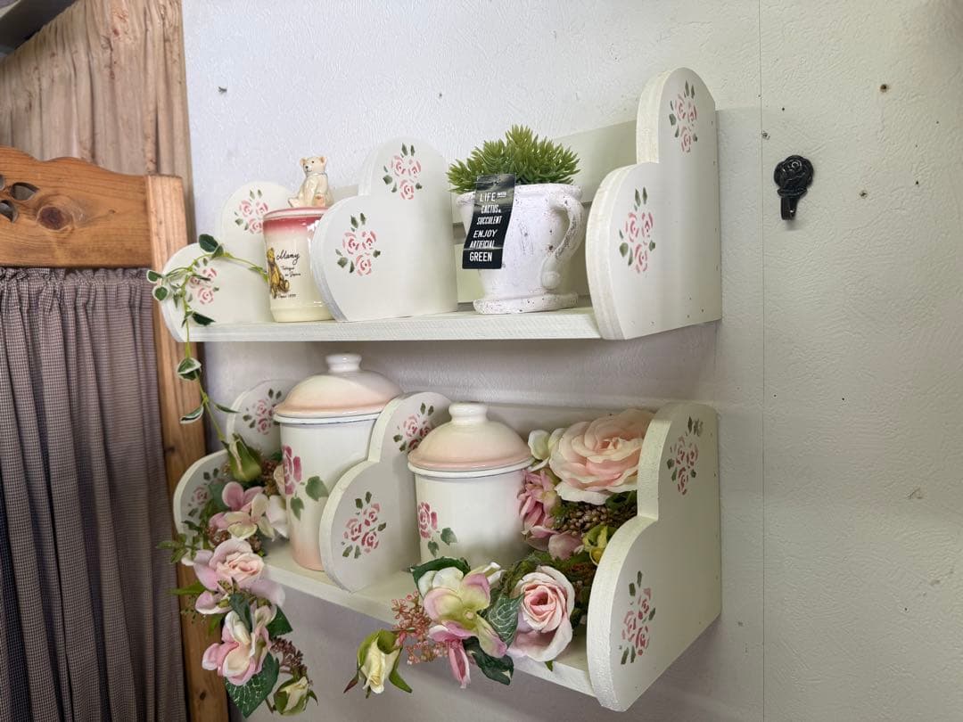 マニーにお似合い 薔薇柄木製ハート3段コーナーシェルフ2台セット 壁掛け置型両用