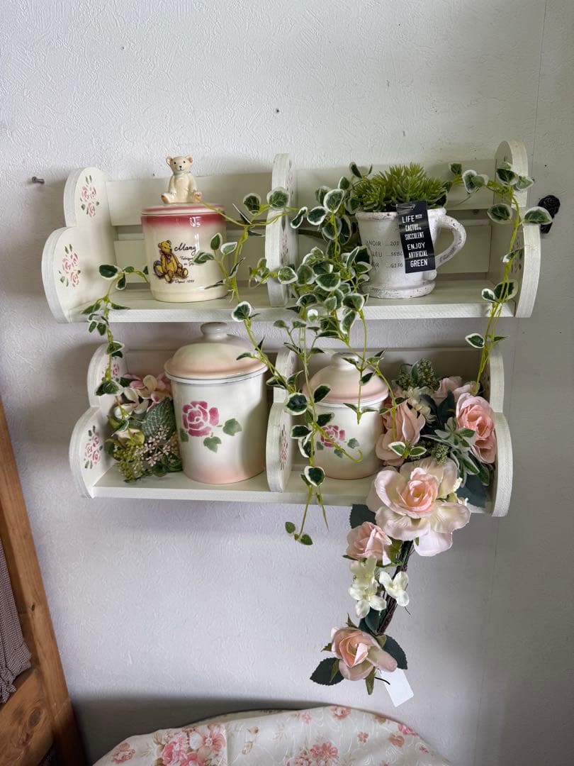 マニーにお似合い 薔薇柄木製ハート3段コーナーシェルフ2台セット 壁掛け置型両用