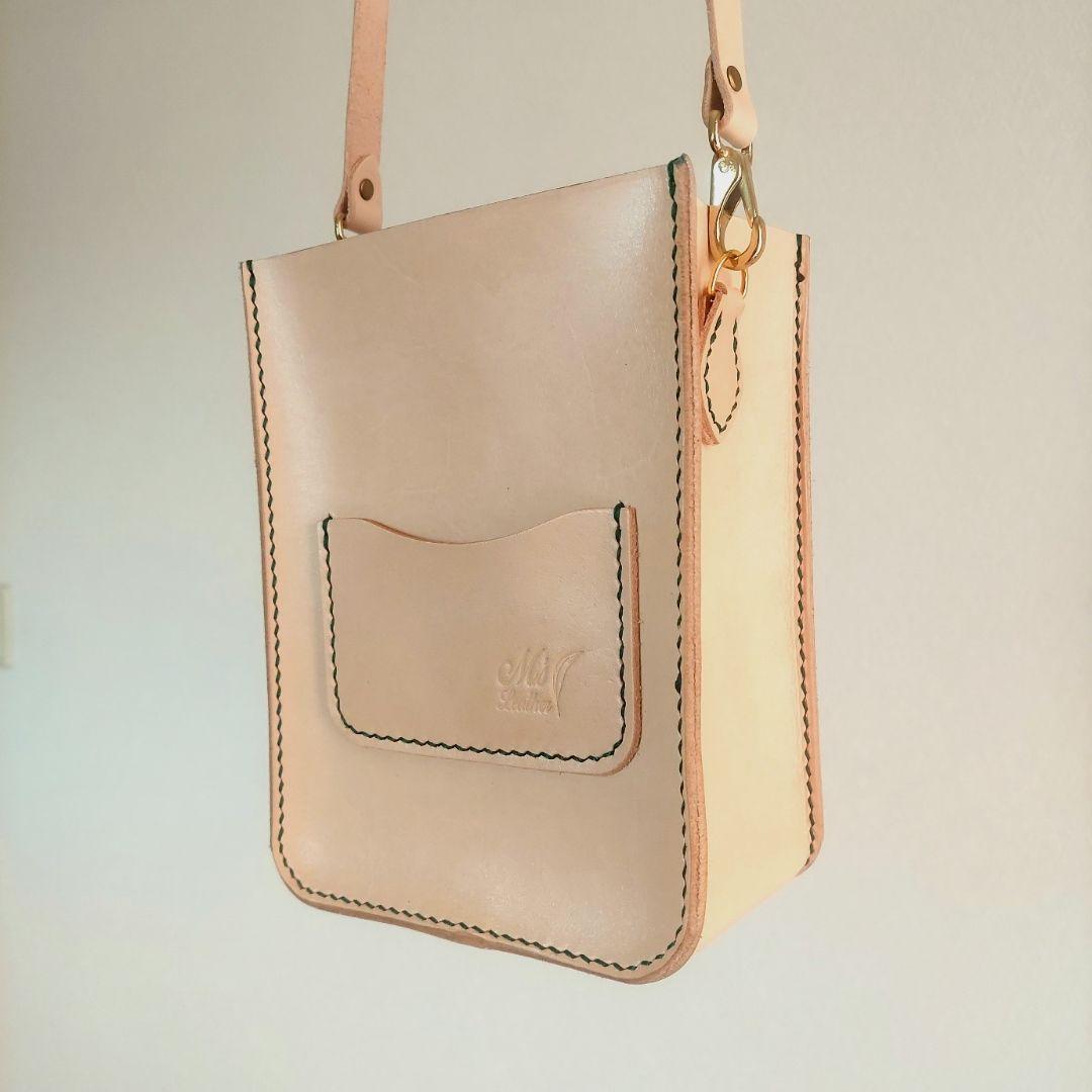 ​【たっぷり入って、パッと取り出せる】育てるヌメ革のボックスショルダー