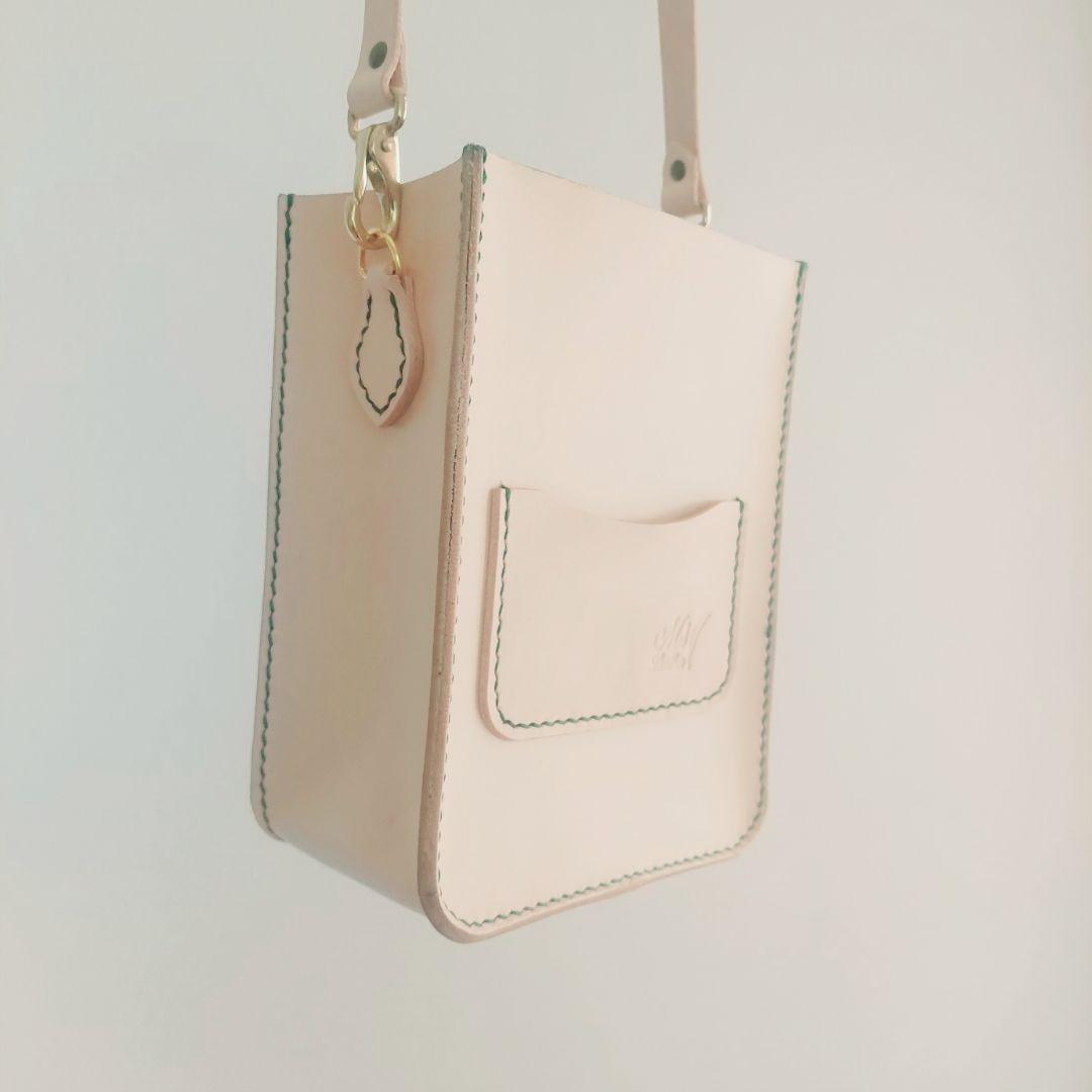 ​【たっぷり入って、パッと取り出せる】育てるヌメ革のボックスショルダー