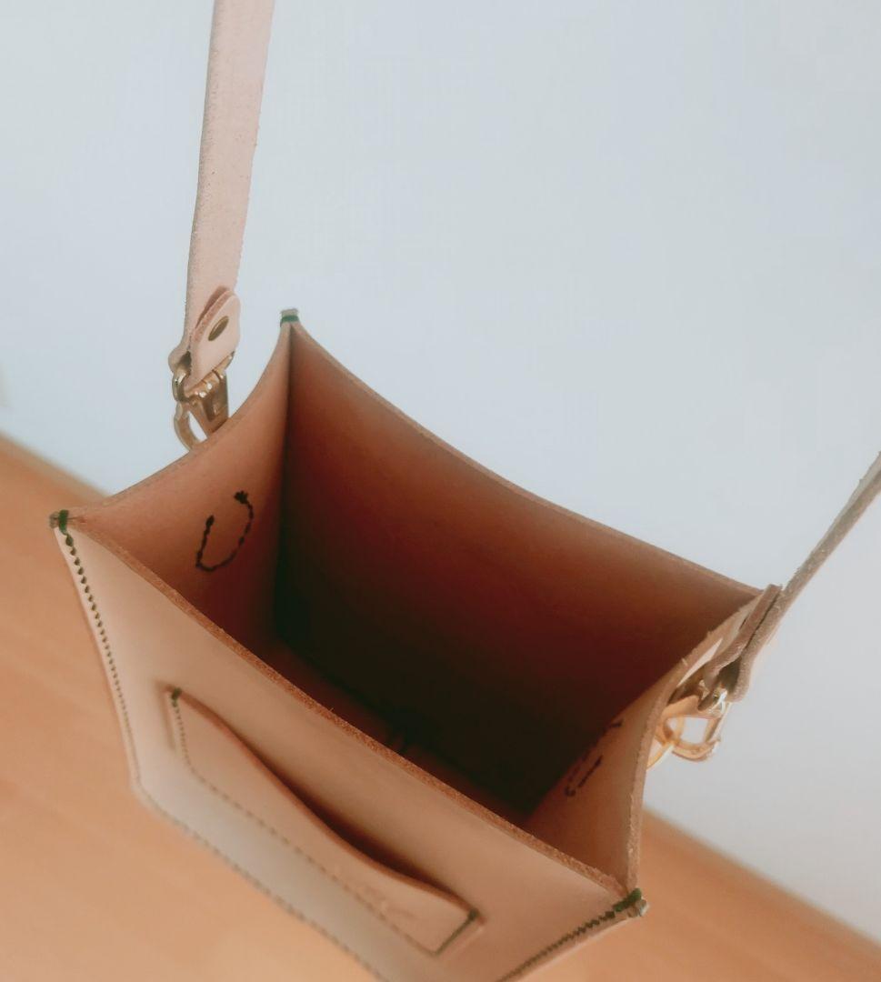 ​【たっぷり入って、パッと取り出せる】育てるヌメ革のボックスショルダー