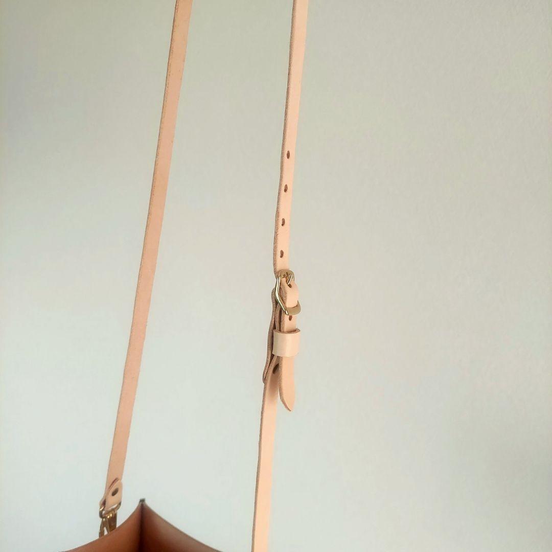 ​【たっぷり入って、パッと取り出せる】育てるヌメ革のボックスショルダー