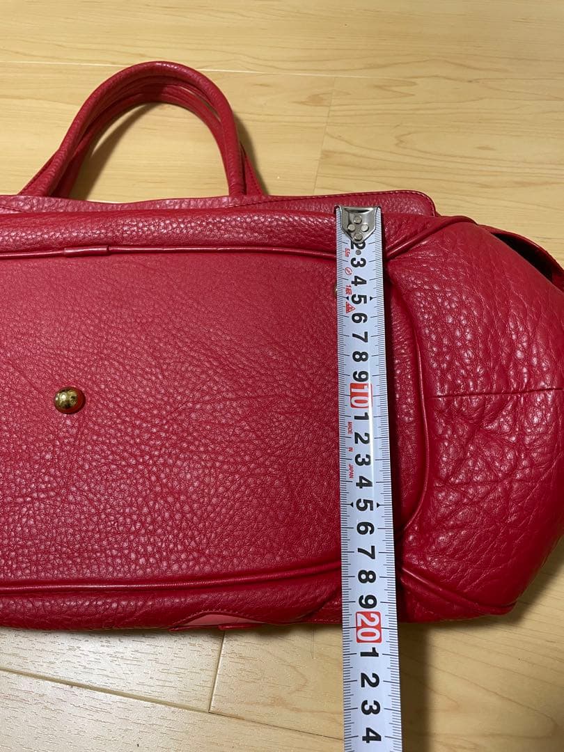 赤いレザーボストンバッグ 葡萄・花の装飾付き