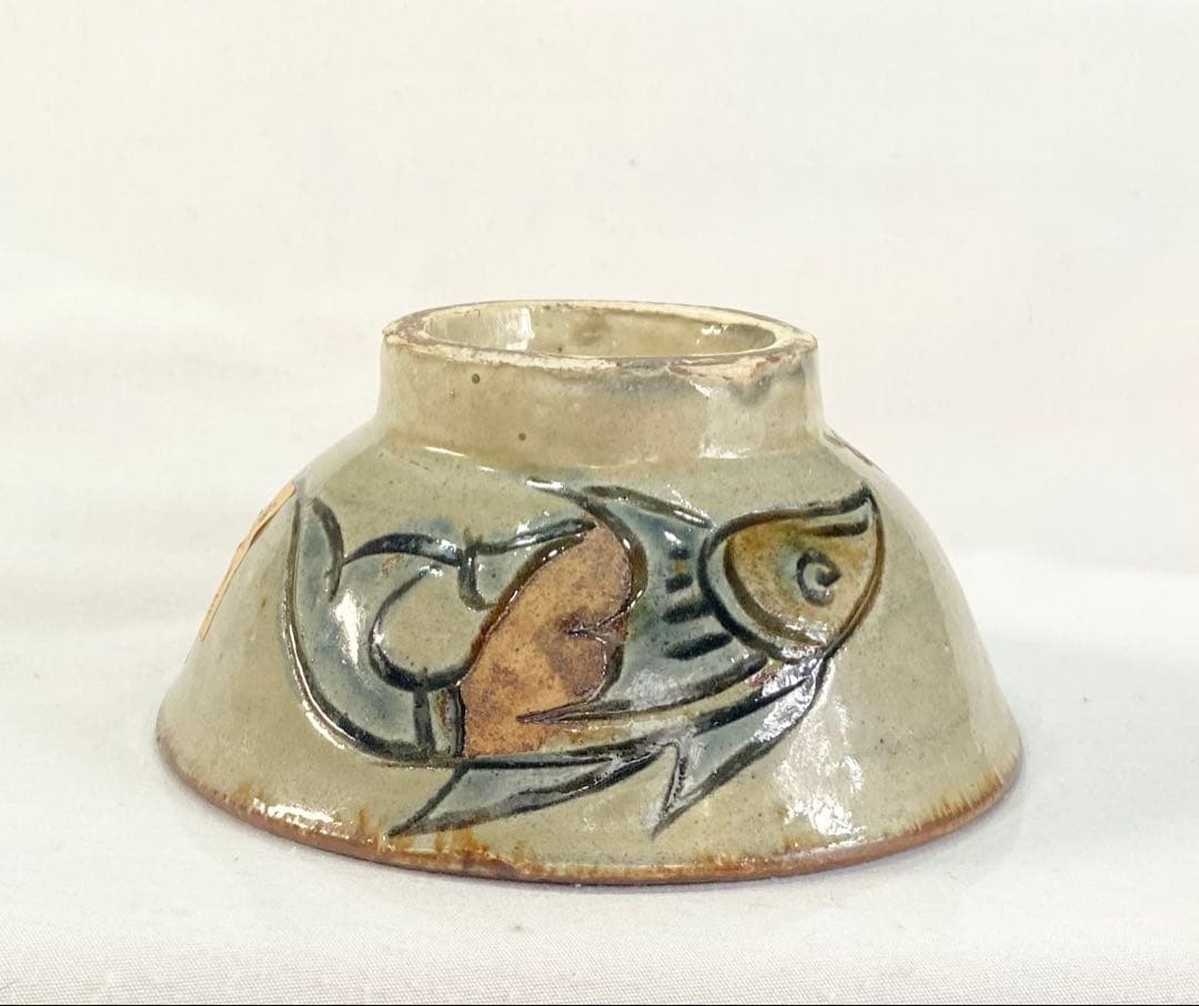 沖縄　壺屋　人間国宝　金城次郎のレトロな　“魚文茶碗“