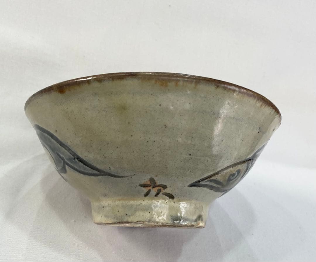 沖縄　壺屋　人間国宝　金城次郎のレトロな　“魚文茶碗“