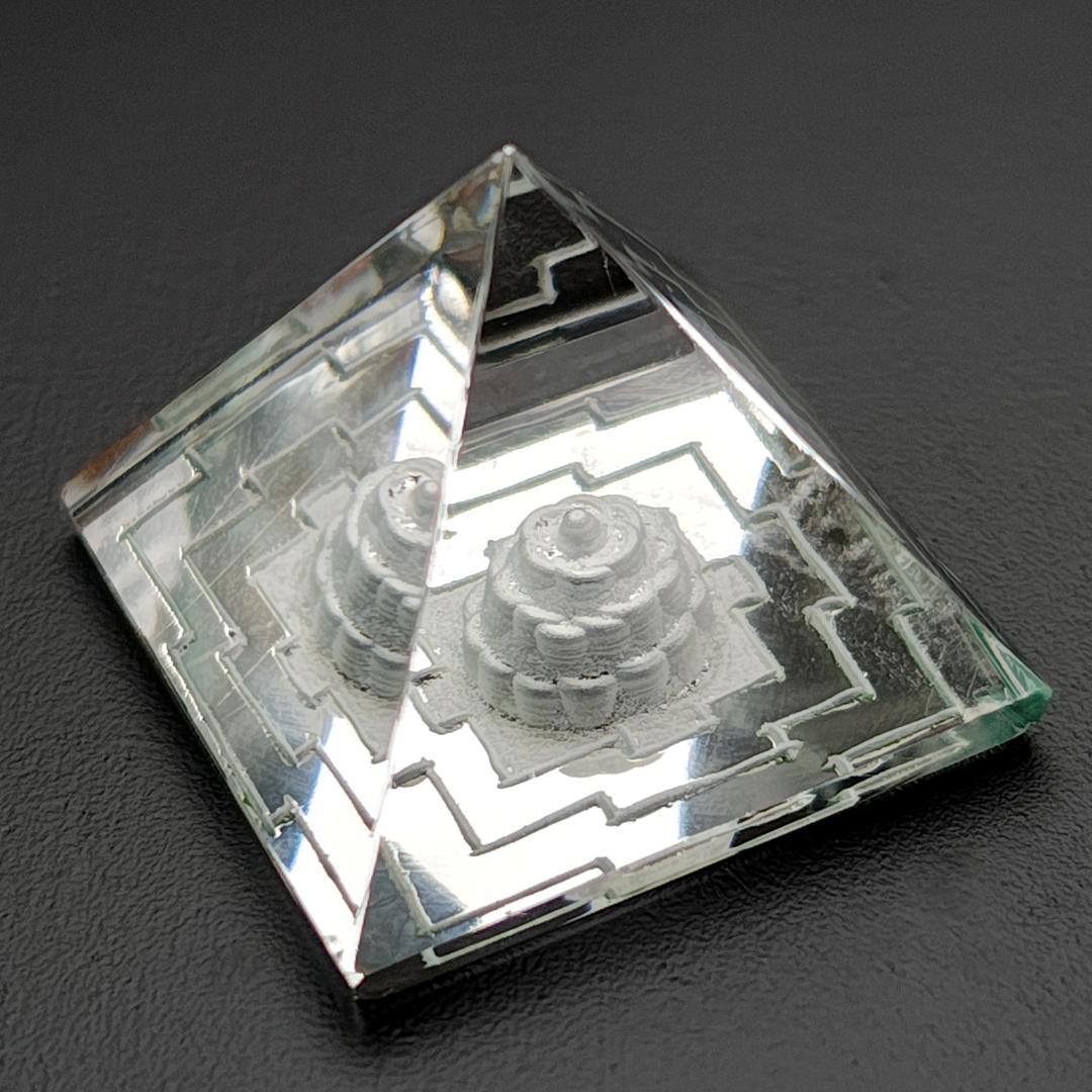 ネパール ガネッシュヒマール産 ヒマラヤ水晶製 ピラミッドシュリヤントラ ＃3