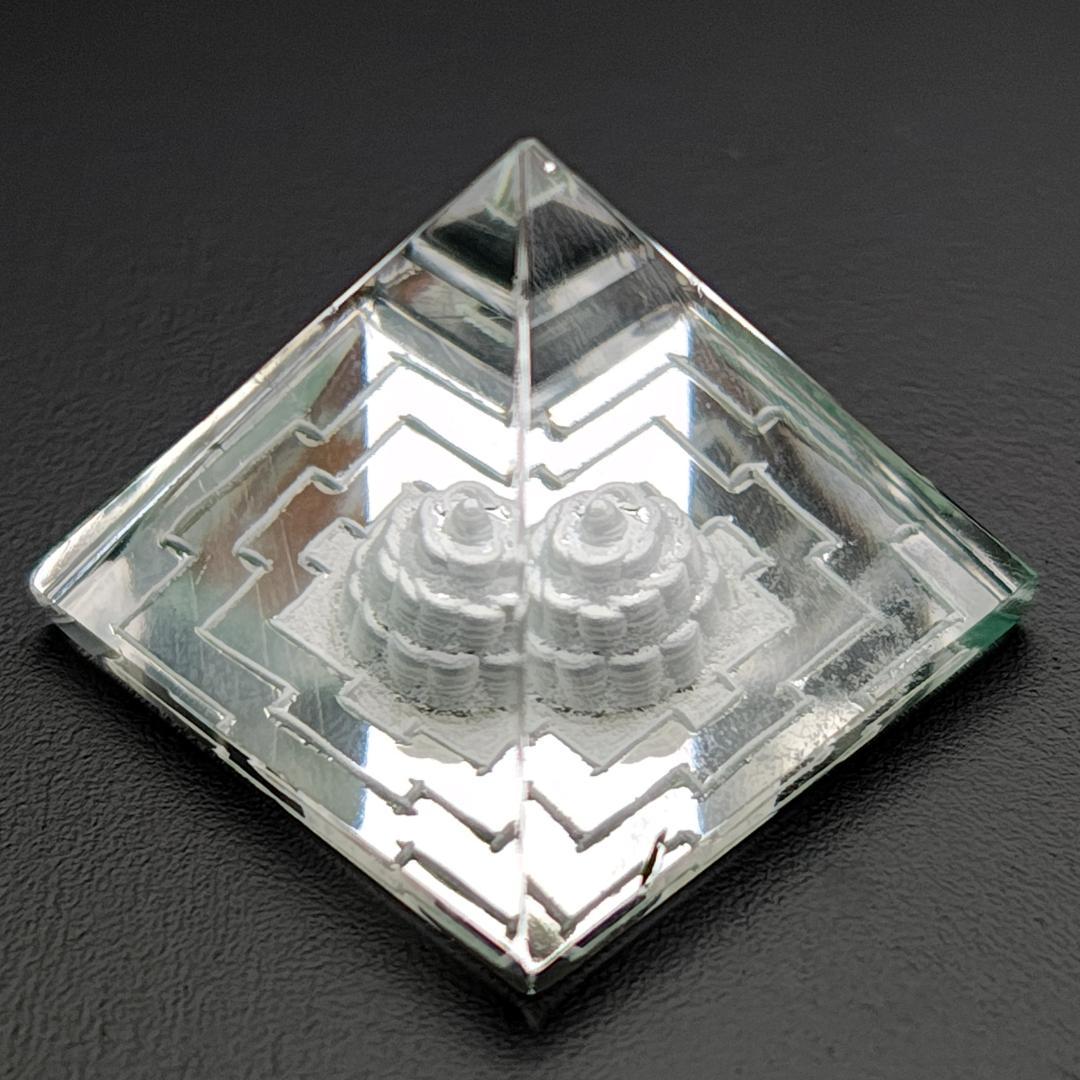 ネパール ガネッシュヒマール産 ヒマラヤ水晶製 ピラミッドシュリヤントラ ＃3