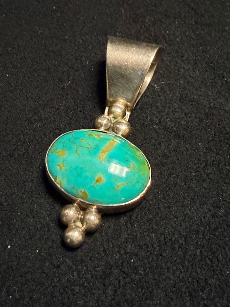 ナバホ族ターコイズシルバーペンダント　作家P.K. Benally