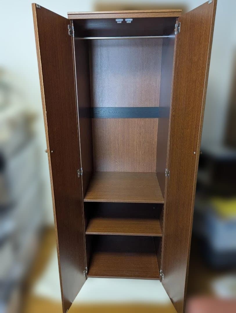 ブラウン木製キャビネット 収納棚付き