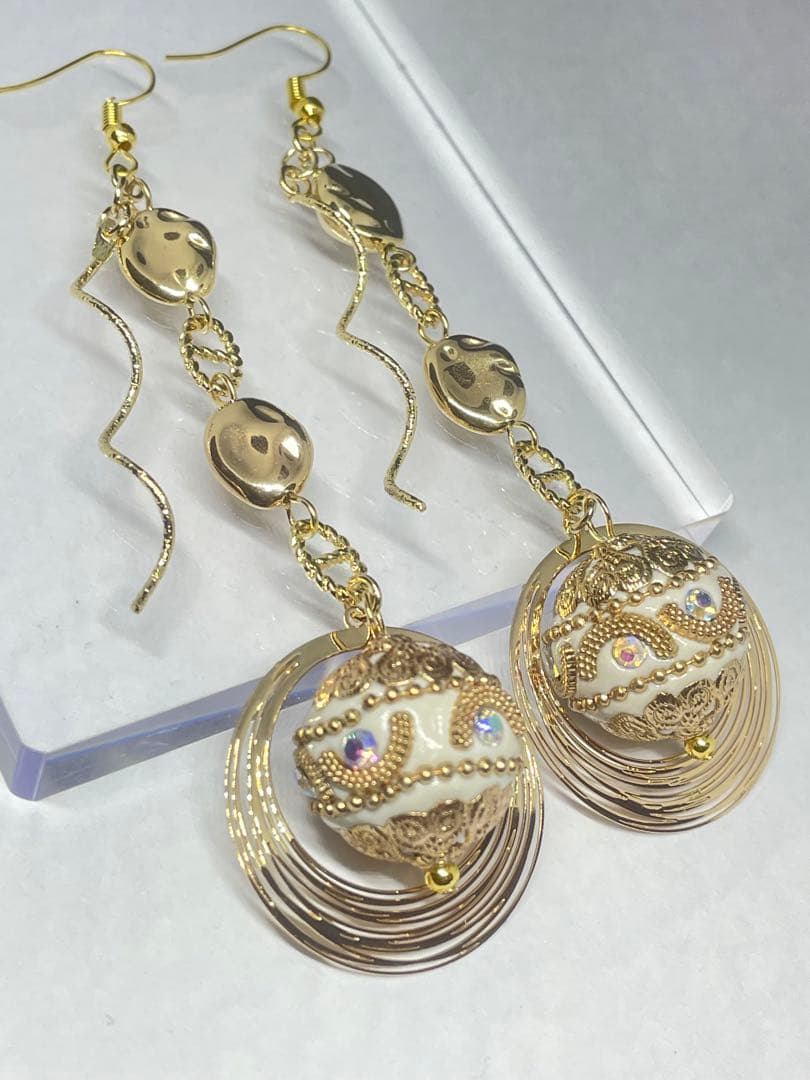 No.1132 クリームアジアンボールのロングピアス　オリエンタル　大ぶり